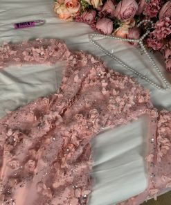 فستان طويل وردي اللون