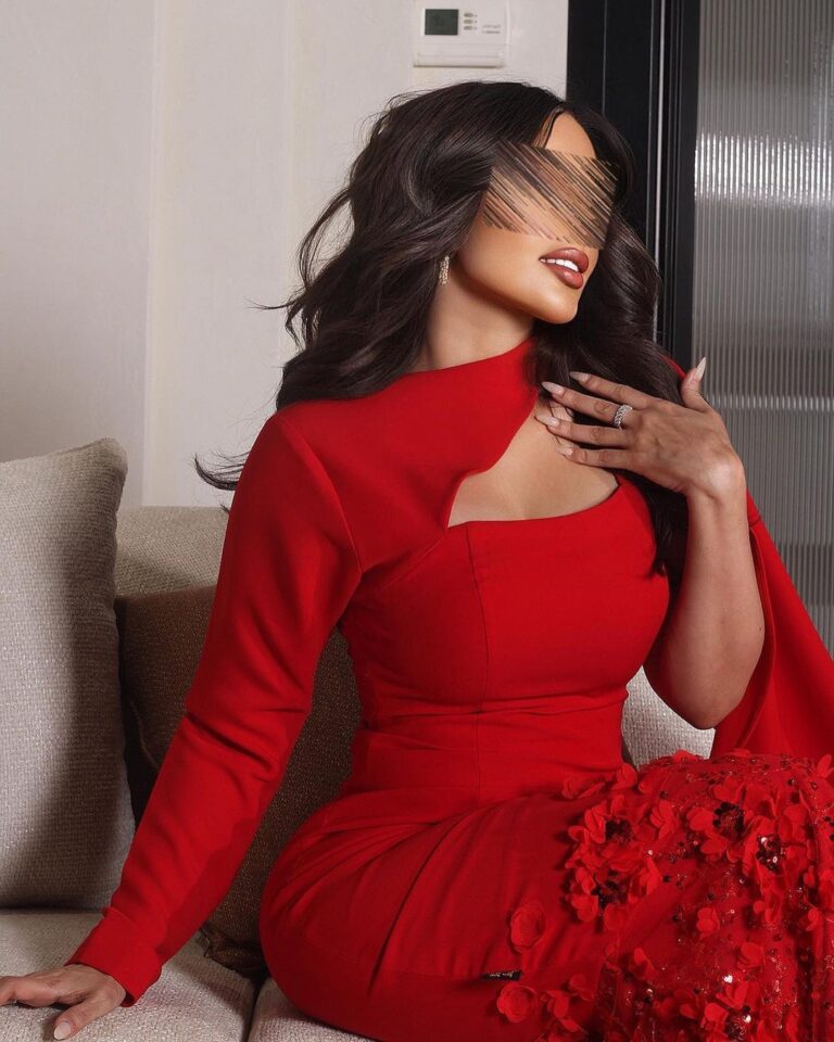 ⁦فستان سهرة أحمر طويل وفخم⁩ - الصورة ⁦4⁩