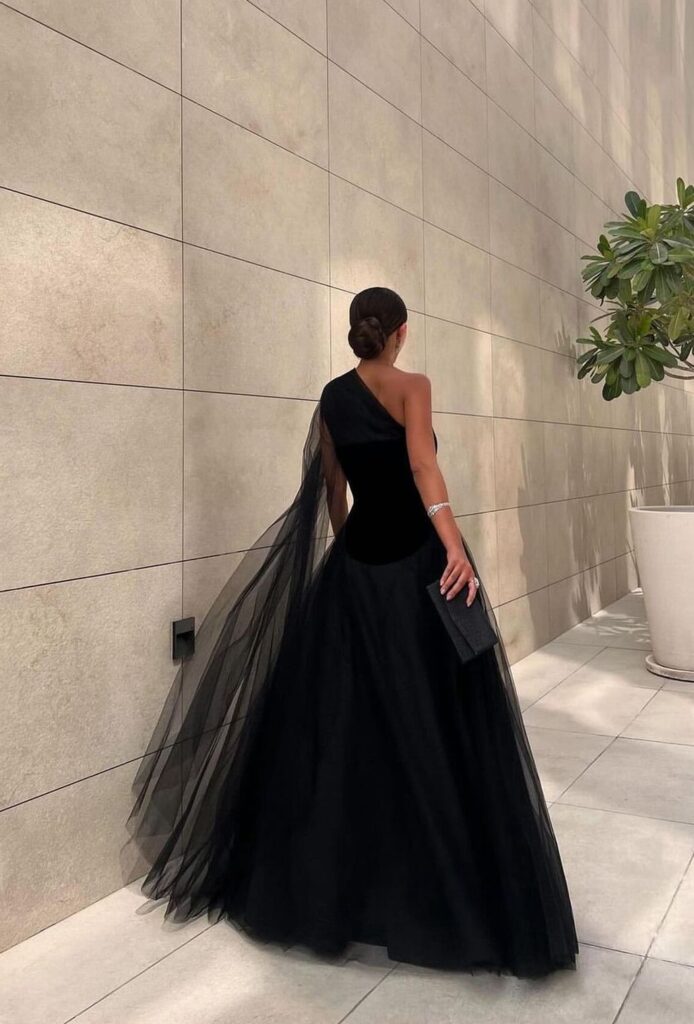 ⁦فستان سهرة مخمل اسود⁩ - الصورة ⁦3⁩