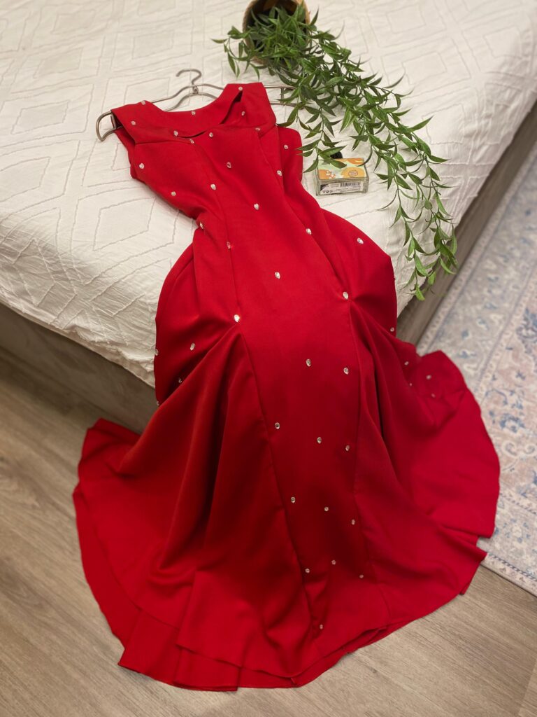 ⁦فستان سهرة لون أحمر⁩ - الصورة ⁦3⁩