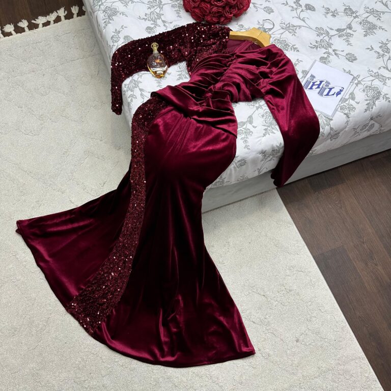 ⁦فستان سهرة مخمل⁩ - الصورة ⁦4⁩