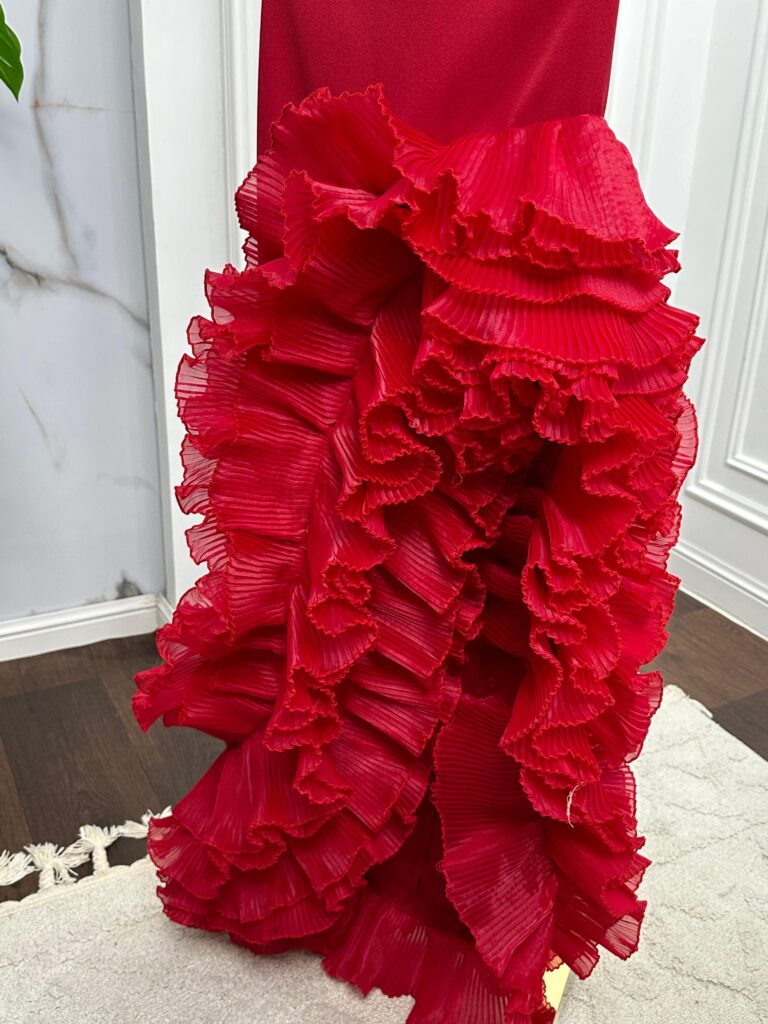 ⁦فستان سهرة لون احمر بكتف واحد⁩ - الصورة ⁦2⁩
