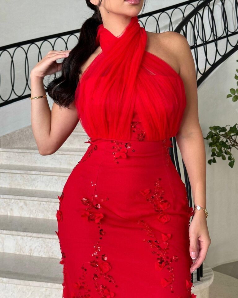 ⁦فستان سهرة لون أحمر بتصميم فخم وانيق⁩ - الصورة ⁦3⁩