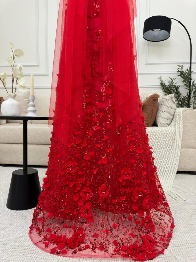 ⁦فستان سهرة لون أحمر بتصميم فخم وانيق⁩ - الصورة ⁦5⁩