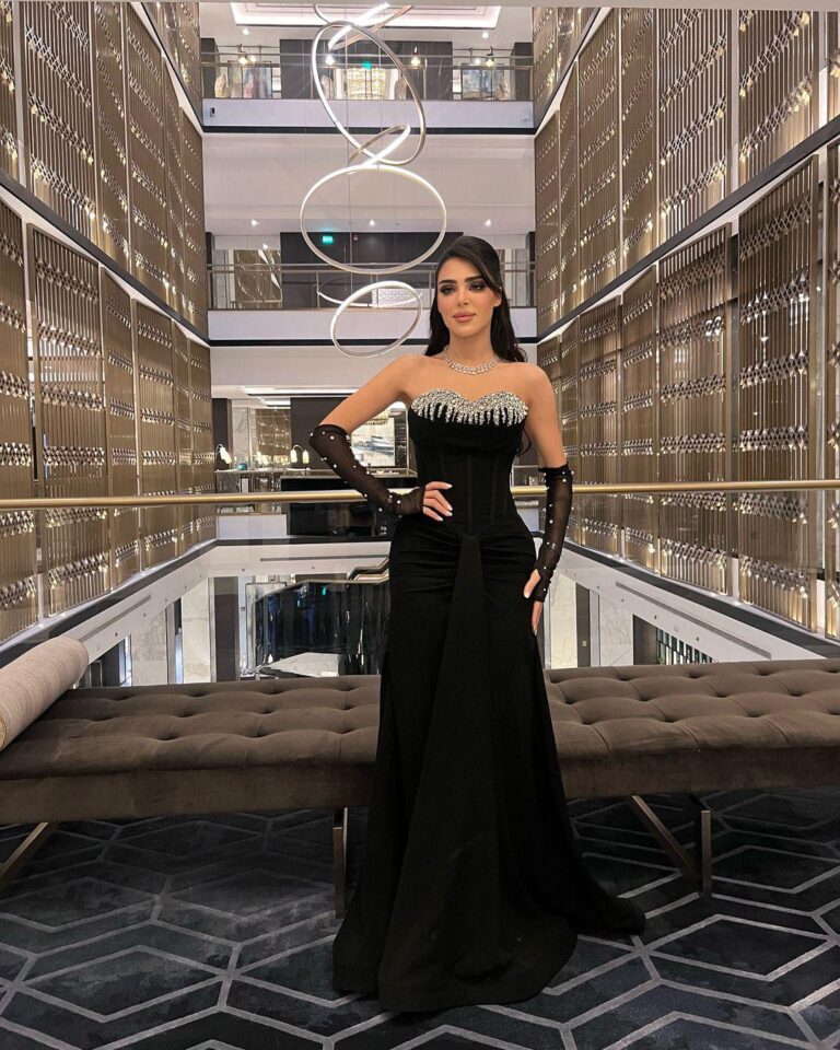 ⁦فستان اسود مزين بالصدر بفصوص وكريستال لامع على اكمام تل⁩ - الصورة ⁦7⁩
