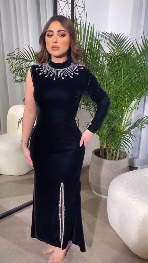 ⁦فستان مخمل ميد⁩ - الصورة ⁦4⁩