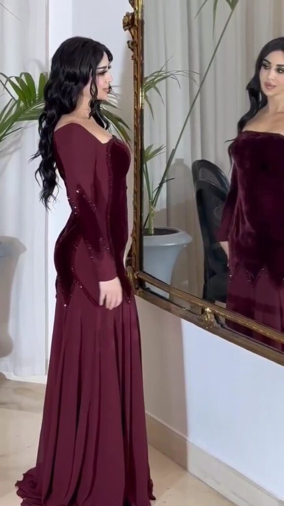 ⁦فستان مخمل طويل⁩ - الصورة ⁦6⁩