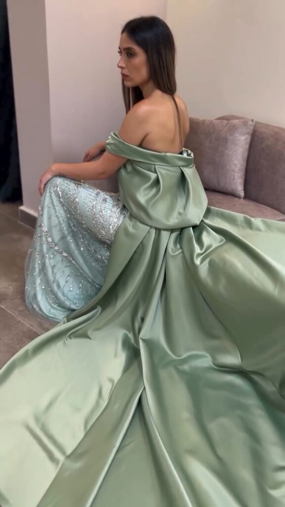 ⁦فساتين سهرة بذيل طويله⁩ - الصورة ⁦3⁩