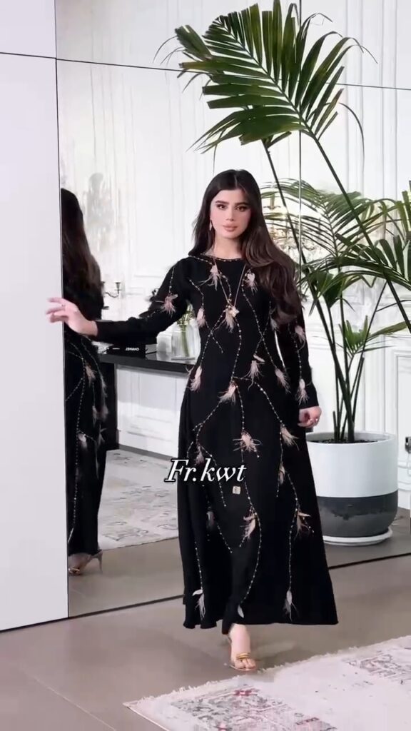 فستان أسود ب أكمام طويلة