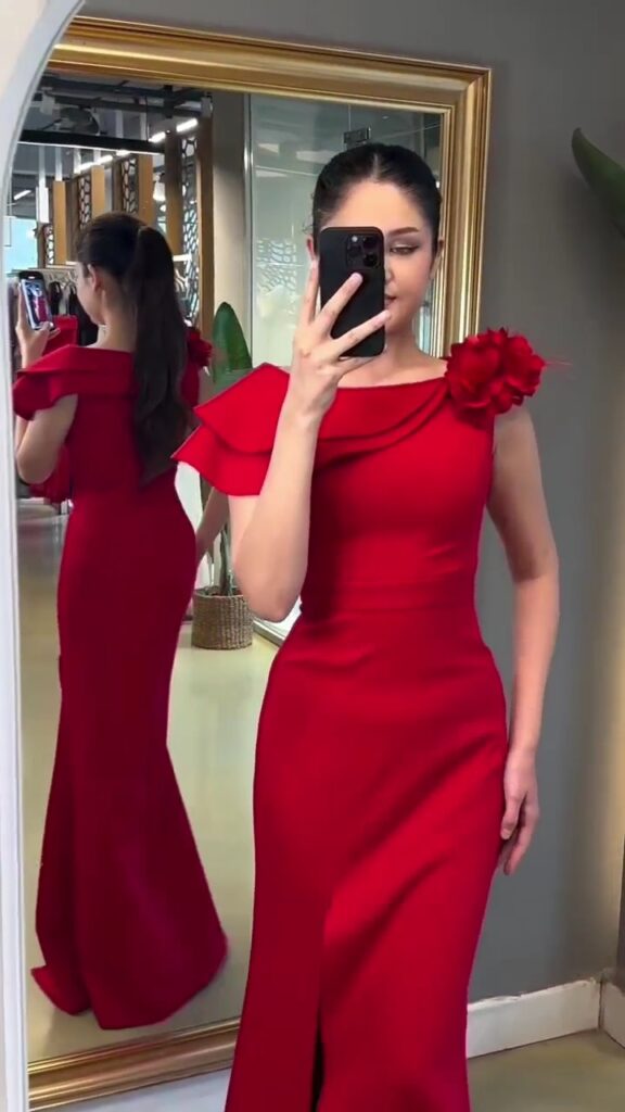 ⁦فستان سهرة لون أحمر⁩ - الصورة ⁦6⁩
