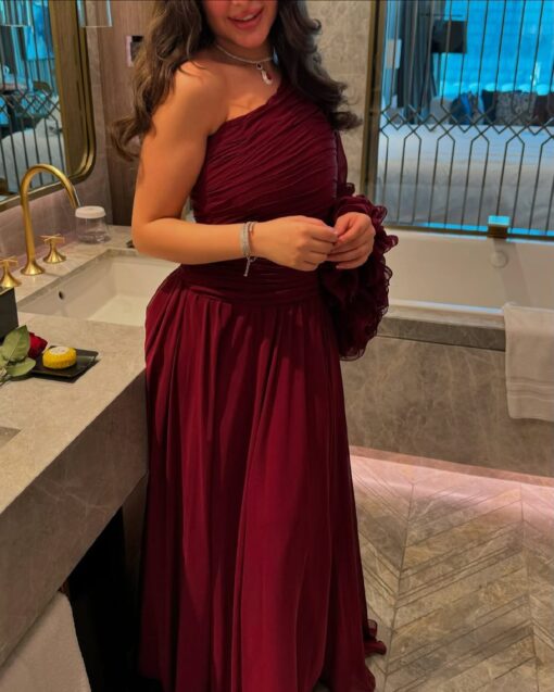 ⁦فستان سهرة لون عنابي⁩ - الصورة ⁦3⁩