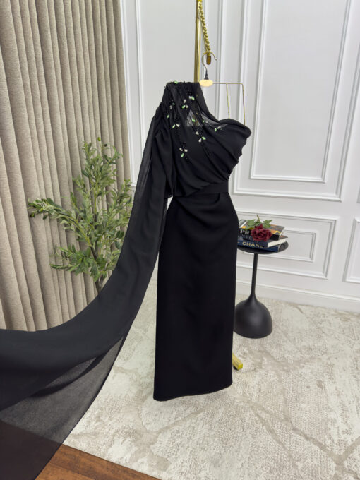 ⁦فستان سهرة لون أسود ناعم⁩ - الصورة ⁦2⁩