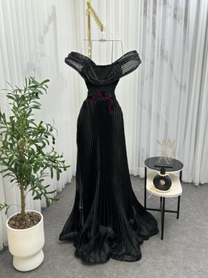 ⁦فستان سهرة فاخر يتميّز بتصميم أنيق وجذاب⁩ - الصورة ⁦2⁩