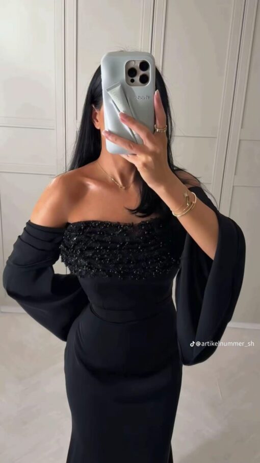 فستان سهرة أسود أنيق بأكمام منسدلة وتطريز فاخر
