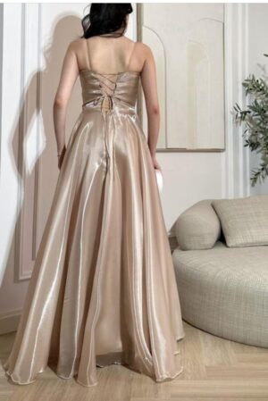 ⁦فستان فاخر بقصة انسيابية ولمسة أنثوية راقية⁩ - الصورة ⁦2⁩