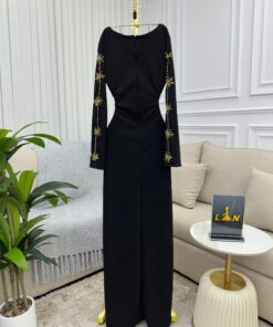 Alternative view of فستان سهرة أسود فاخر بتطريزات ذهبية وفتحة أمامية جذابة