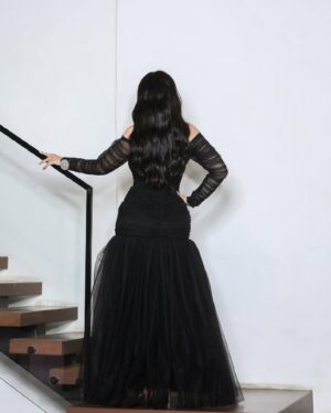 ⁦فستان ملكي أسود بتطريز فضي يجمع بين الرقي والأنوثة⁩ - الصورة ⁦5⁩