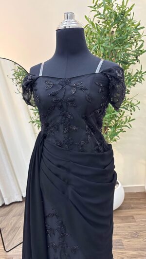 ⁦فستان السهرة الأسود - أناقة خالدة مطرزة أوف شولدر وتطريز فاخر⁩ - الصورة ⁦5⁩