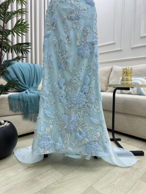 ⁦فستان سهرة فاخر أزرق سماوي أنيق مطرّز بالزهور للمناسبات⁩ - الصورة ⁦5⁩