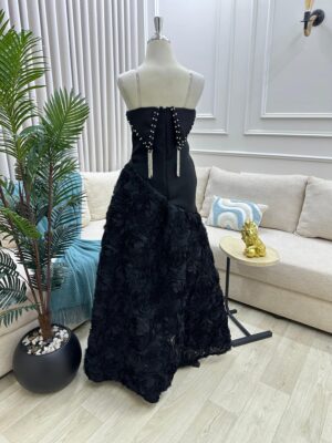 ⁦فستان أسود بدون أكمام⁩ - الصورة ⁦4⁩