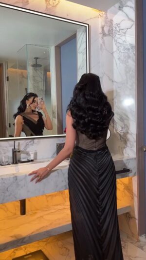 ⁦فستان نسائي فاخر باللون الأسود من تصميم فخم وانيق⁩ - الصورة ⁦7⁩