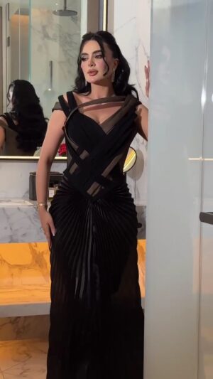 فستان نسائي فاخر باللون الأسود من تصميم فخم وانيق