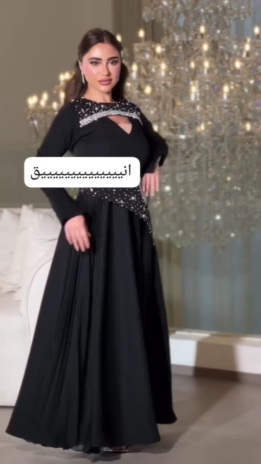 فستان بأكمام طويلة
