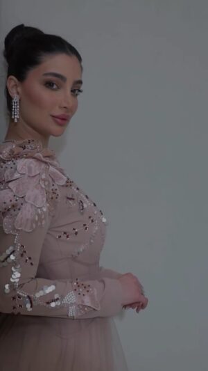 ⁦فستان ناعمة باللون الوردي: فستان أنثوي بتفاصيل جذابة جذابة⁩ - الصورة ⁦4⁩