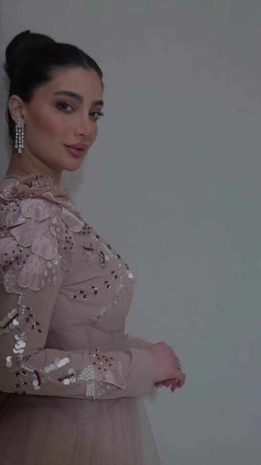 ⁦فستان ناعمة باللون الوردي: فستان أنثوي بتفاصيل جذابة جذابة⁩ - الصورة ⁦4⁩