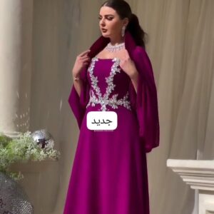 فستان بلون فوشيا جذاب ينبض بالأنوثة والجمال