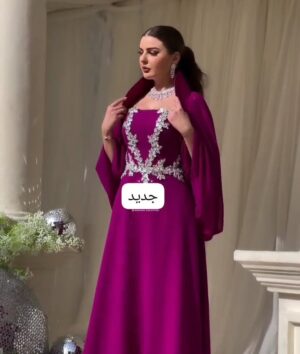 فستان بلون فوشيا جذاب ينبض بالأنوثة والجمال