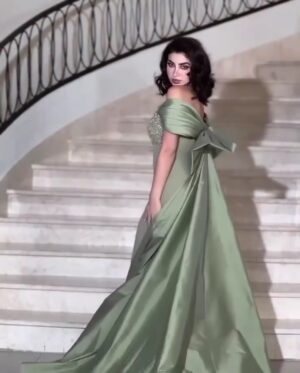 ⁦فستان سهرة فاخر بتصميم ملكي وتطريز يدوي أنيق بلون الزيتون الهادئ⁩ - الصورة ⁦6⁩