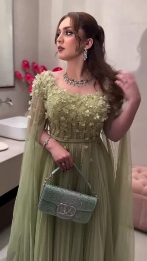⁦فستان ناعمة من التول والزهور⁩ - الصورة ⁦2⁩