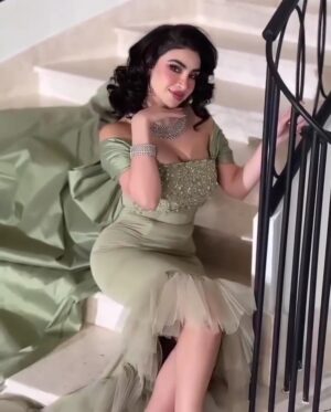 ⁦فستان سهرة فاخر بتصميم ملكي وتطريز يدوي أنيق بلون الزيتون الهادئ⁩ - الصورة ⁦7⁩