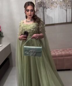فستان ناعمة من التول والزهور