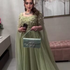 فستان ناعمة من التول والزهور