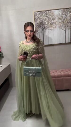 فستان ناعمة من التول والزهور
