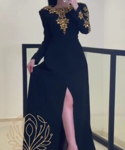 فستان سهرة أسود فاخر بتطريزات ذهبية وفتحة أمامية جذابة