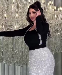 فستان سهرة ثنائي اللون بتصميم ملكي وجاذبية لافتة