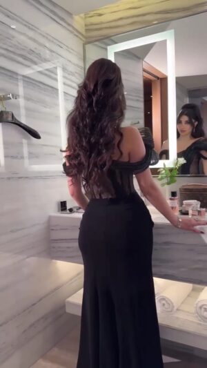 ⁦فستان أسود بتفاصيل يروي أناقة أنثوية جريئة⁩ - الصورة ⁦2⁩