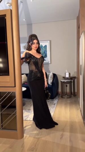 ⁦فستان أسود بتفاصيل يروي أناقة أنثوية جريئة⁩ - الصورة ⁦3⁩
