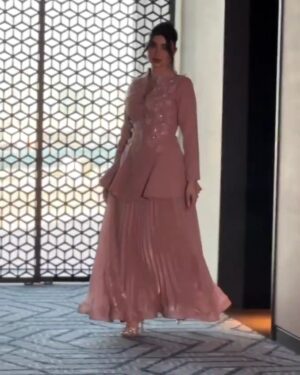 ⁦فستان سهرة ب أكمام طويلة⁩ - الصورة ⁦2⁩