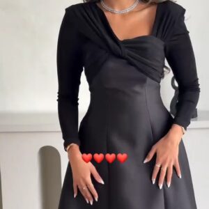فستان أنيق أسود بلمسة كلاسيكية