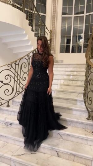 ⁦فستان بتطريز فاخر وتول متعدد لإطلالة ملكية ساحرة"⁩ - الصورة ⁦2⁩
