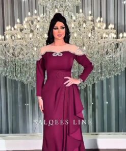 فستان سهرة عنابي بتفاصيل راقية