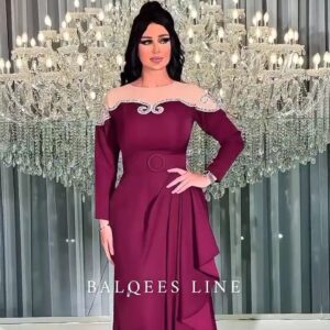فستان سهرة عنابي بتفاصيل راقية