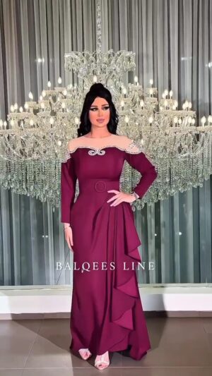 فستان سهرة عنابي بتفاصيل راقية