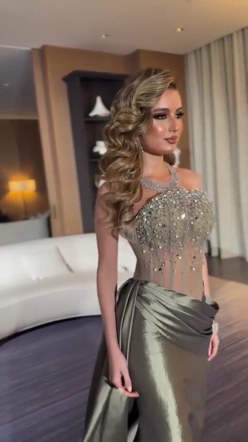 ⁦فستان ملكي شفاف وكريستالات فاخرة ولمسة ساتان راقية⁩ - الصورة ⁦2⁩