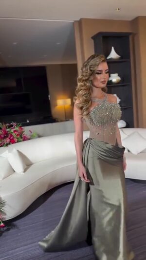 فستان ملكي شفاف وكريستالات فاخرة ولمسة ساتان راقية