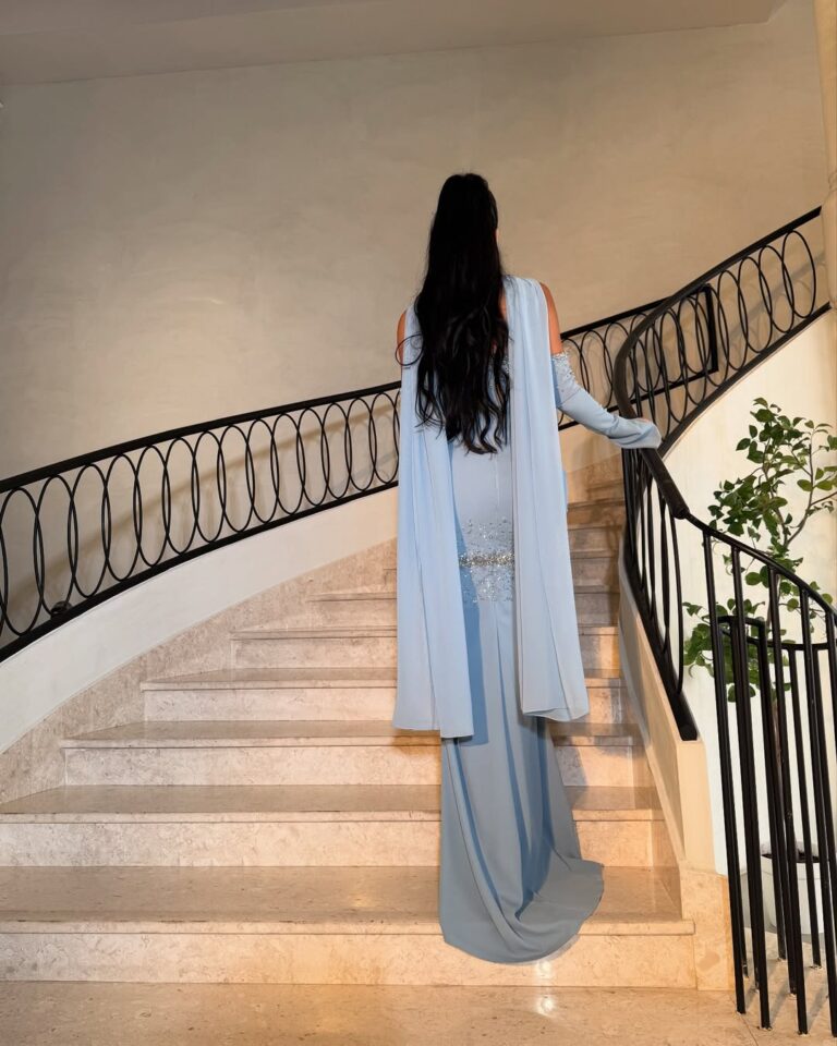⁦فستان سهرة لون سماوي⁩ - الصورة ⁦2⁩